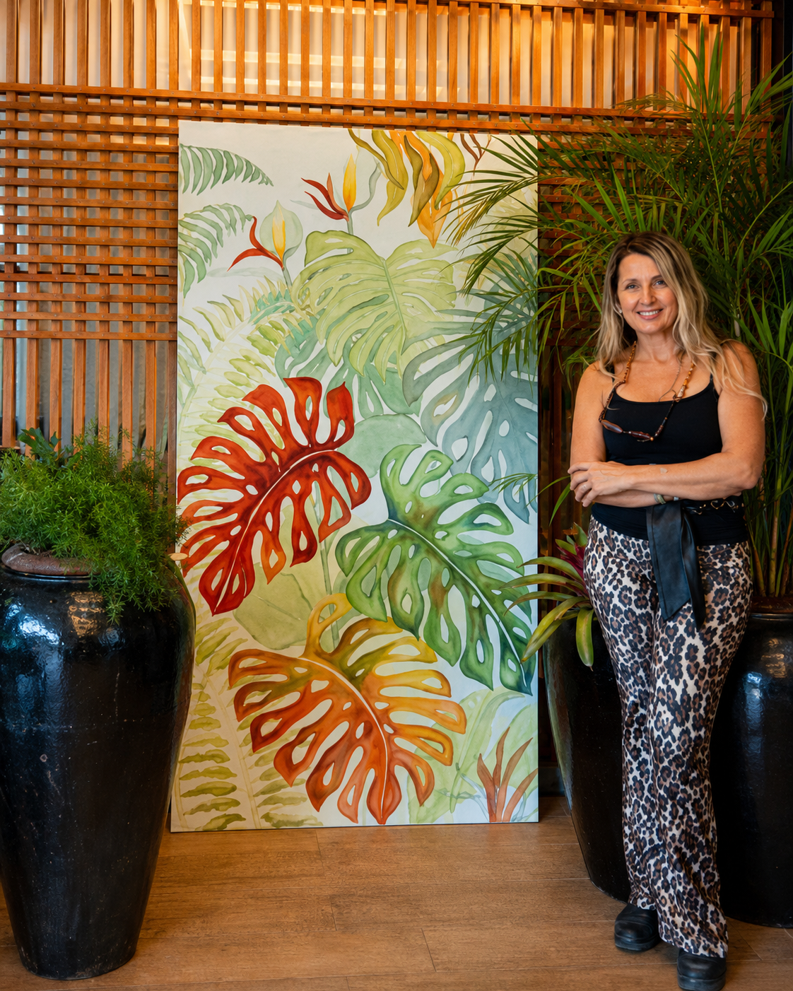 Elisa Monde em exposição com painel botânico autoral